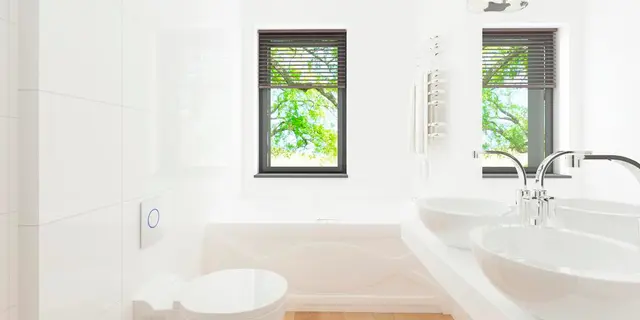 готовый проект дома Z428 – дизайн интерьера, Современный одноэтажный дом с гаражом на одну машину, расположенным с левой стороны здания.