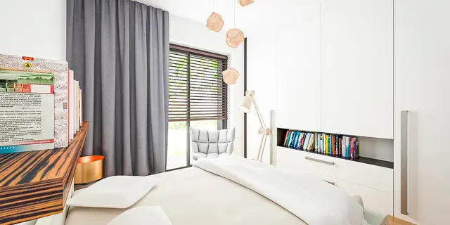 готовый проект дома Z428 – дизайн интерьера, Современный одноэтажный дом с гаражом на одну машину, расположенным с левой стороны здания.